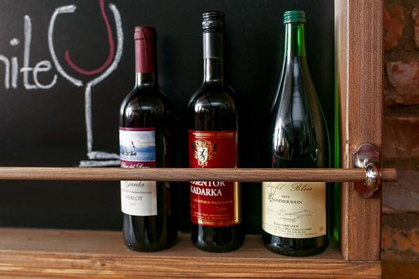 Wandbar in Form einer Kreidetafel